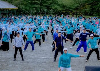 Bupati Bersama Nakes Senam Bersama HKN Ke-60