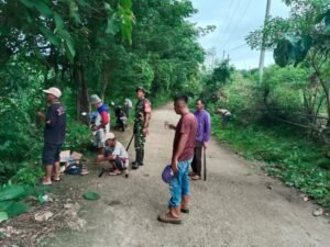 Nampak Babinsa Dan Kepala Dusun Ceppaga Turut mendampingi Warga 