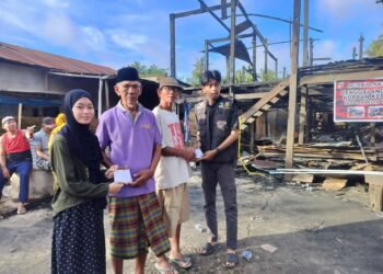 Relawan Akhirat Indonesia Barru Salurkan Bantuan kepada Korban Kebakaran di Madello