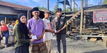 Relawan Akhirat Indonesia Barru Salurkan Bantuan kepada Korban Kebakaran di Madello