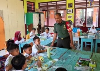 Personel Kodim 1405/Parepare Dampingi Pendistribusian Makanan Bergizi untuk Ribuan Siswa di Barru