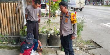 Kapolsek Tanete Rilau dan Personil Amankan ODGJ Bersenjata Tajam di Simpang Lampu Merah Pekkae