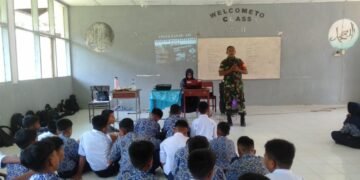 Babinsa Desa Kupa Beri Penyuluhan Cinta Tanah Air dan Bahaya Napza kepada Siswa di Mallusetasi