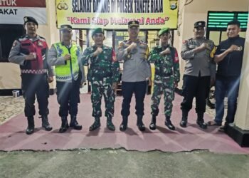 POLSEK TANETE RIAJA BERSAMA KORAMIL 1405-08 LAKSANAKAN PATROLI GABUNGAN GUNA CIPTAKAN SITUASI KONDUSIF DI AKHIR PEKAN