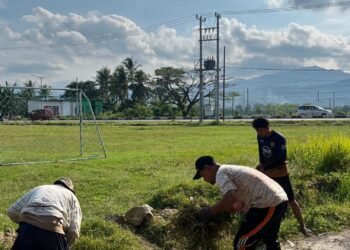 Pemerintah Desa Lampoko Gelar Gotong Royong Bersihkan Lingkungan dan TPU, Libatkan Mahasiswa KKN UNM dan UNMUH Barru